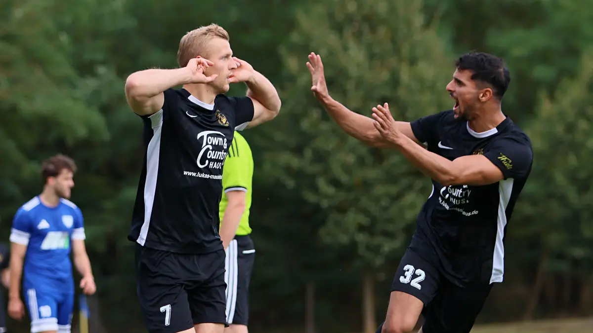 Schönower SV - Einheit Zepernick: Schönow, 19.9.2026: Fußball, Landesliga Nord, Schönower SV - Einheit Zepernick, Zepernicks Paul Maurer (links beim Torjubel mit Hafez El-Ali