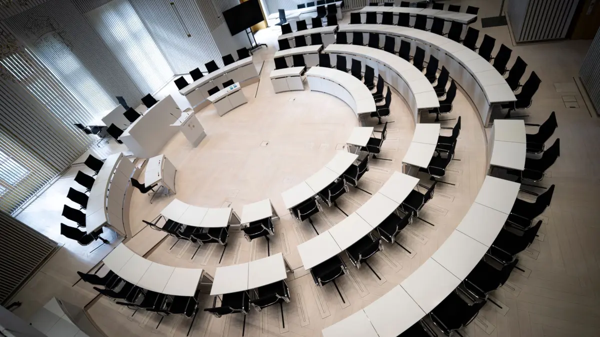 Landtagswahl Mecklenburg-Vorpommern - Landtag: 20.09.2026, Mecklenburg-Vorpommern, Schwerin: Der Plenarsaal des Landtages von Mecklenburg-Vorpommern im Schweriner Schloss. Die Landtagswahl in Mecklenburg-Vorpommern findet am 20.09.2026 statt. Foto: Philip Dulian/dpa +++ dpa-Bildfunk +++