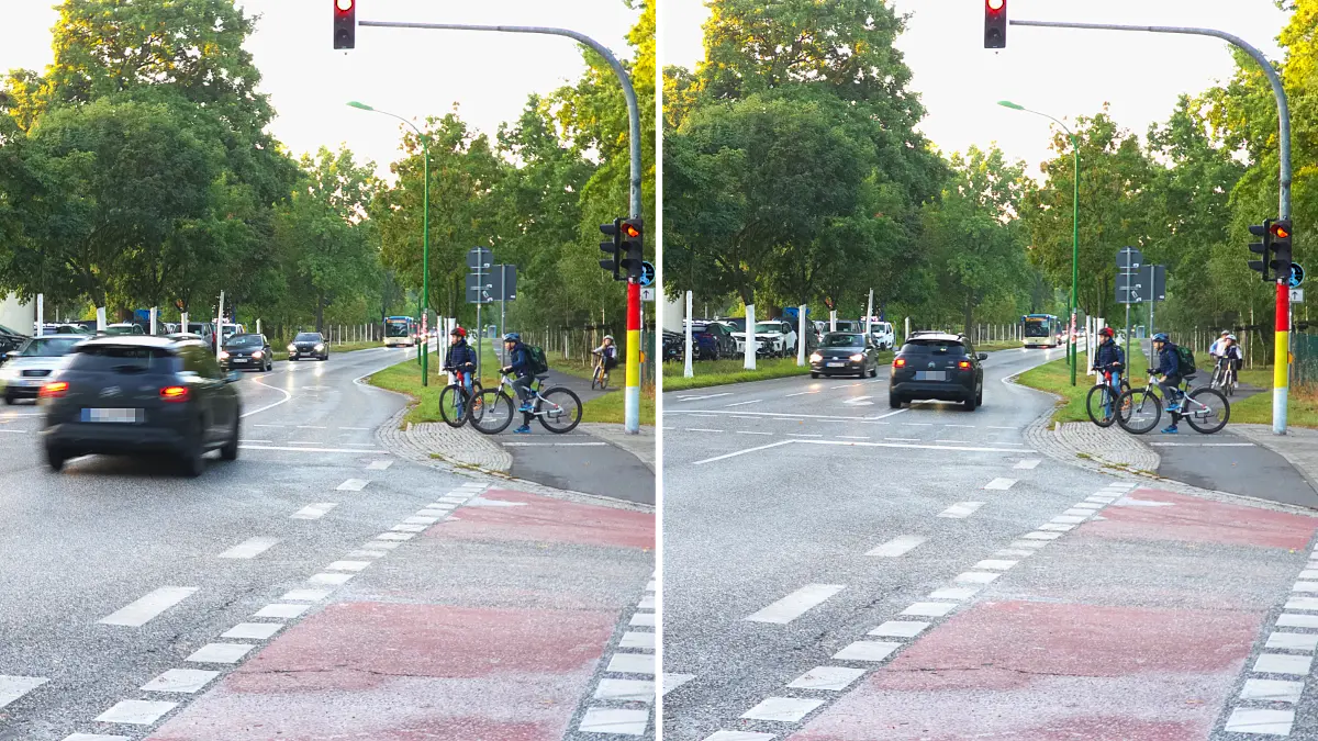 Ein VW fährt an der Fußgängerampel in Zeesen, Ortsteil von Königs Wusterhausen über eine Ampel an der Schulkinder warten.