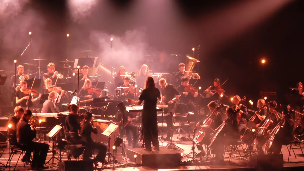 Sigur Rós mit Orchester bei ihrem Konzert in der Uber Eats Music Hall in Berlin.