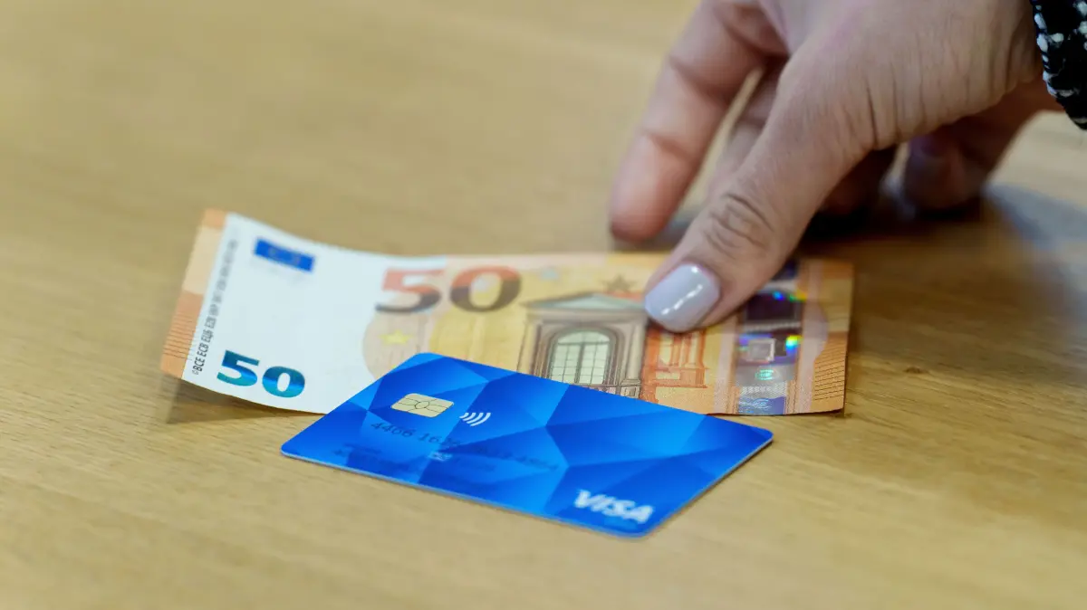 Mit der Bezahlkarte für Asylbewerber können in Brandenburg maximal 50 Euro abgehoben werden. Das führt nicht nur zu Problemen, sondern auch zu einem Tauschhandel. (Symbolbild)