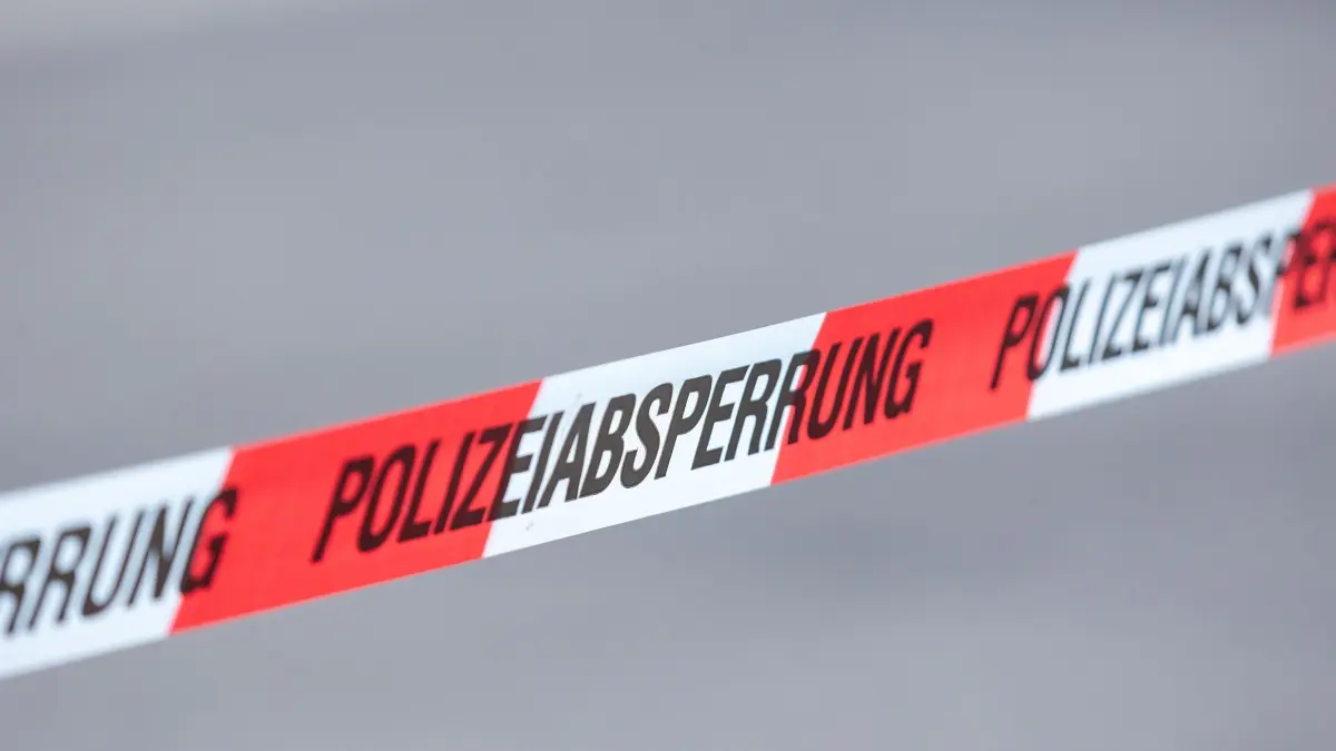 Polizei: PRODUKTION - 20.09.2026, Saarland, Kirkel: Eine Absperrung der Polizei mit der Aufschrift «Polizeiabsperrung». (zu dpa: «Handgranate unter Auto deponiert - 53-Jähriger in Verdacht») Foto: Laszlo Pinter/dpa +++ dpa-Bildfunk +++