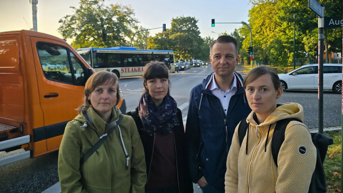 Kristina Glathe, Jaqueline Mehlhorn, Martin Knop und Cindy Graff an der Kreuzung in Zeesen, Ortsteil von Königs Wusterhausen