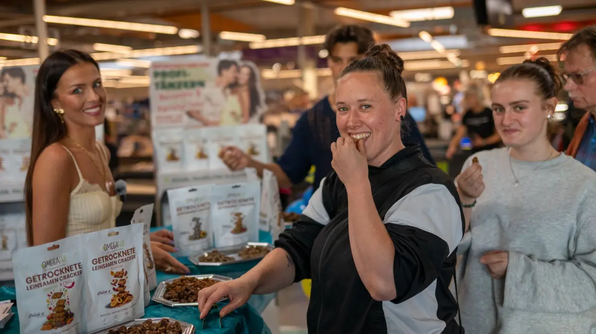 Kostprobe in Eberswalde_ Hännah Weigl sucht noch den optimalen Wettkampfsnack für das bevorstehende Tanz-Event. Das Angebot von Patricija Ionel (l.) im Edeka-Markt Alte Brauerei kommt ihr daher gelegen.