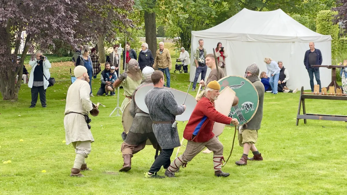 An den Schaukämpfen beim Mittelalterfest in Prenzlau, die keiner Choreografie folgen, hatten sowohl die Kämpfer als auch die Zuschauer ihren Spaß.