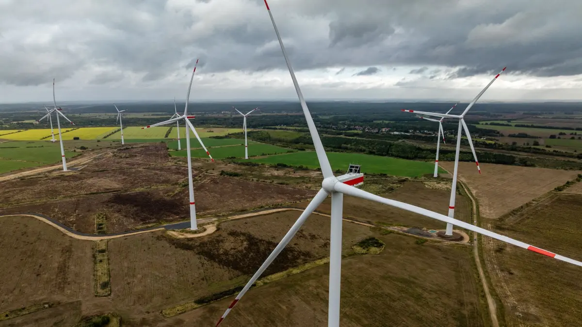 Inbetriebnahme Windpark Forst-Briesnig 2: 21.09.2026, Brandenburg, Forst (Lausitz): Windräder drehen sich auf der Windenergieanlage Briesnig II auf der Fläche des ehemaligen Tagebaus Jänschwalde (Luftaufnahme mit einer Drohne).
Auf ehemaligen Tagebauflächen hat die LEAG Windenergieanlagen mit einer Gesamtleistung von 105 Megawatt realisiert. Im Energiepark Bohrau werden 230000 Photovoltaikmodule jährlich etwa 130 Gigawattstunden Strom erzeugen. Der Batteriespeicher Giga Battery 1000 wird mit 1000 Megawat und einer Speicherkapazität von 4000 Megawattstunden der größte Batteriespeicher Deutschlands sein. Foto: Frank Hammerschmidt/dpa +++ dpa-Bildfunk +++