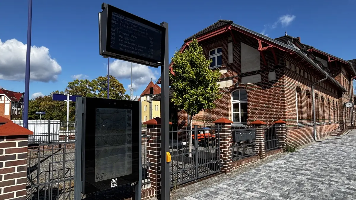 Die Bahn hat sich von den meisten ihrer Bahnhofsgebäude in Brandenburg getrennt. In Beeskow hat die Stadt übernommen und macht das Haus wieder öffentlich zugänglich.