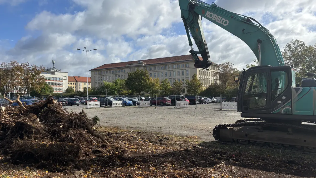 Ein größerer Bereich auf dem Zentralen Platz am Rathaus in Eisenhüttenstadt ist abgesperrt. Dort wird in den kommenden Wochen gebaut, um eine Gefahrenquelle zu beseitigen.