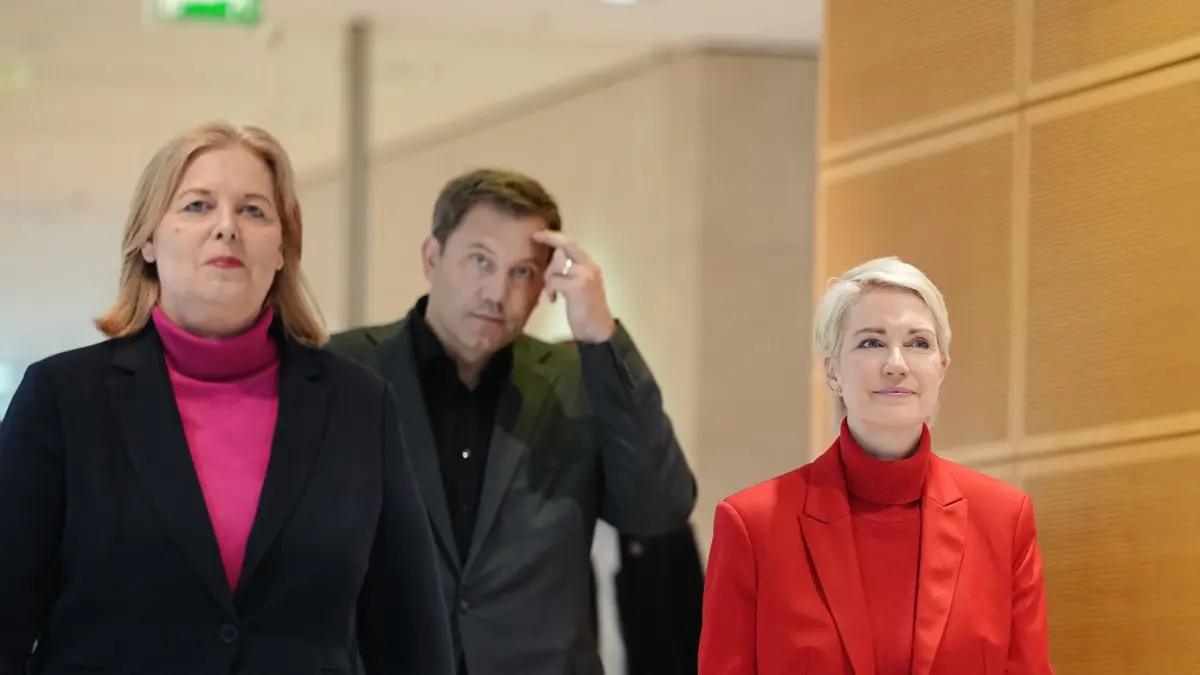 Nach den Landtagswahlen - SPD: Bärbel Bas (l, SPD), Bundesministerin für Arbeit und Soziales und SPD-Parteivorsitzende, Manuela Schwesig (r, SPD), Ministerpräsidentin von Mecklenburg-Vorpommern und Lars Klingbeil (SPD), Bundesminister der Finanzen, Vizekanzler und SPD-Bundesvorsitzender, kommen nach der Landtagswahl in Mecklenburg-Vorpommern und der Abgeordnetenhauswahl in Berlin zu einer Pressekonferenz. (zu dpa: «MV mit Kurs auf Rot-Rot-Grün - «Tiefe Zäsur» für die CDU»)