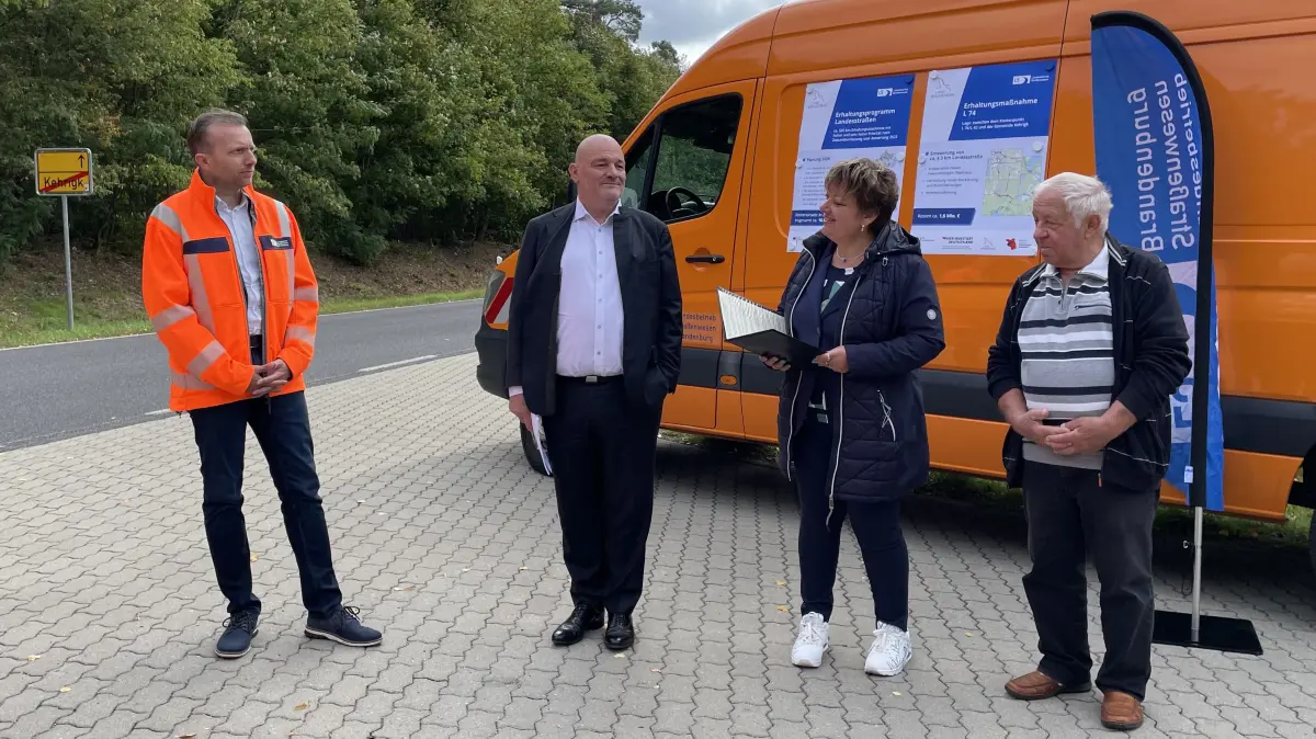 Mike Koehler, Vorsitzender des Vorstands des Landesbetriebs Straßenwesen Brandenburg, Robert Crumbach, Minister für Infrastruktur und Landesplanung Brandenburg, Cornelia Schulze-Ludwig, Bürgermeisterin von Storkow und Ortsvorsteher Joachim Kraatz beim Start des Erhaltungsprogramms für Landstraßen in Kehrigk.