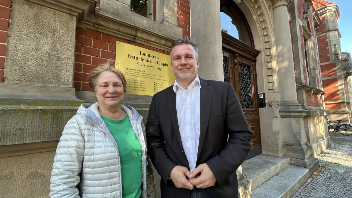 Der Landkreis Ostprignitz-Ruppin hat immer höhere Schulden. Landrat Ralf Reinhardt (SPD) und die Kreistagsvorsitzende Sigrid Nau (CDU) machen sich Sorgen um die Kreditwürdigkeit und wollen jetzt handeln.