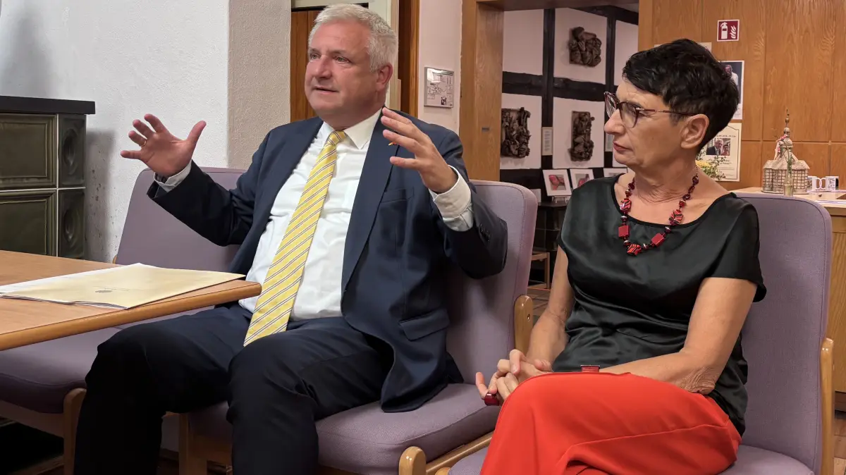 Berichtet über seine Arbeit: Der Polenbeauftragte Knut Abraham (CDU) mit Simona Koss (SPD) beim Foyergespräch in der Konzerthalle in Bad Freienwalde. Was er über die deutsch-polnischen Beziehungen berichtet.