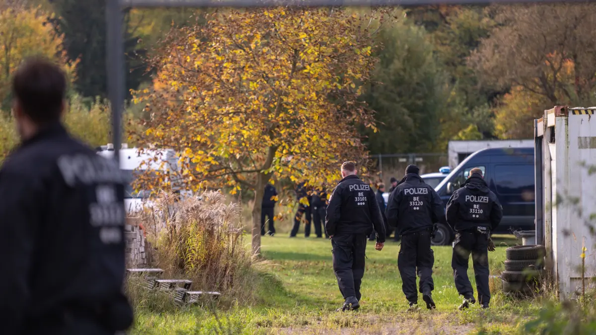 Polizisten stehen auf einem Grundstück. Im Fall der seit mehr als sechs Jahren vermissten Rebecca aus Berlin-Neukölln sucht die Polizei auf einem Grundstück in Brandenburg nach Beweismitteln wegen des Verdachts eines Tötungsdelikts. +++ dpa-Bildfunk +++