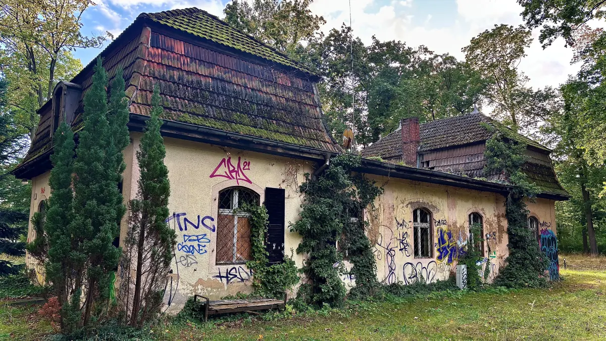 Das Auktionshaus unweit des S-Bahnhofs Hoppegarten verfällt zusehends. Jetzt hat sich die Denkmalschutzbehörde das Gebäude angeschaut.