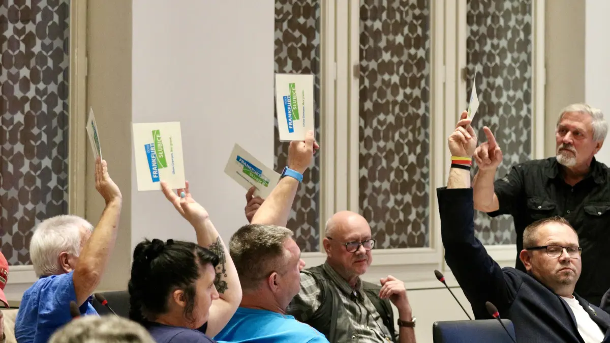 Ein AfD-Politiker aus Frankfurt (Oder) nahm am Neonazi-Aufmarsch in Dresden teil. Über ein halbes Jahr später diskutierten jetzt die Stadtverordneten über ihn und die Demo – mit Konsequenzen.