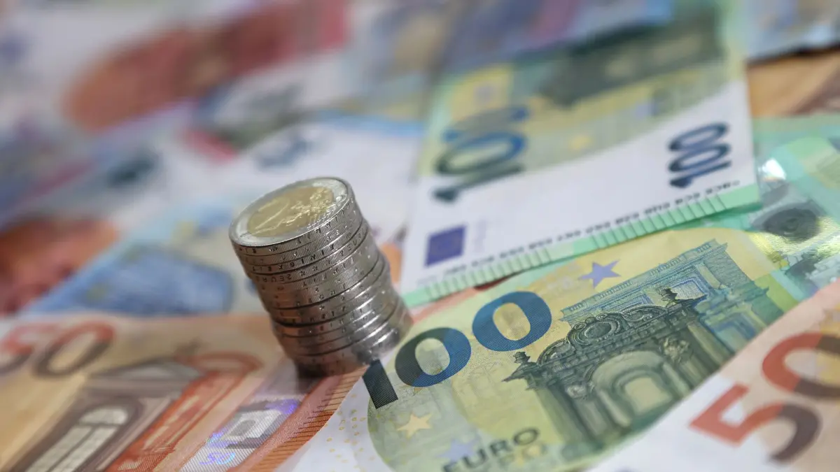 Haushalt: Ein Stapel mit Zwei-Euro-Münzen steht auf verschiedenen Euro-Banknoten. (zu dpa: «Mehr Geld im öffentlichen Haushalt»)