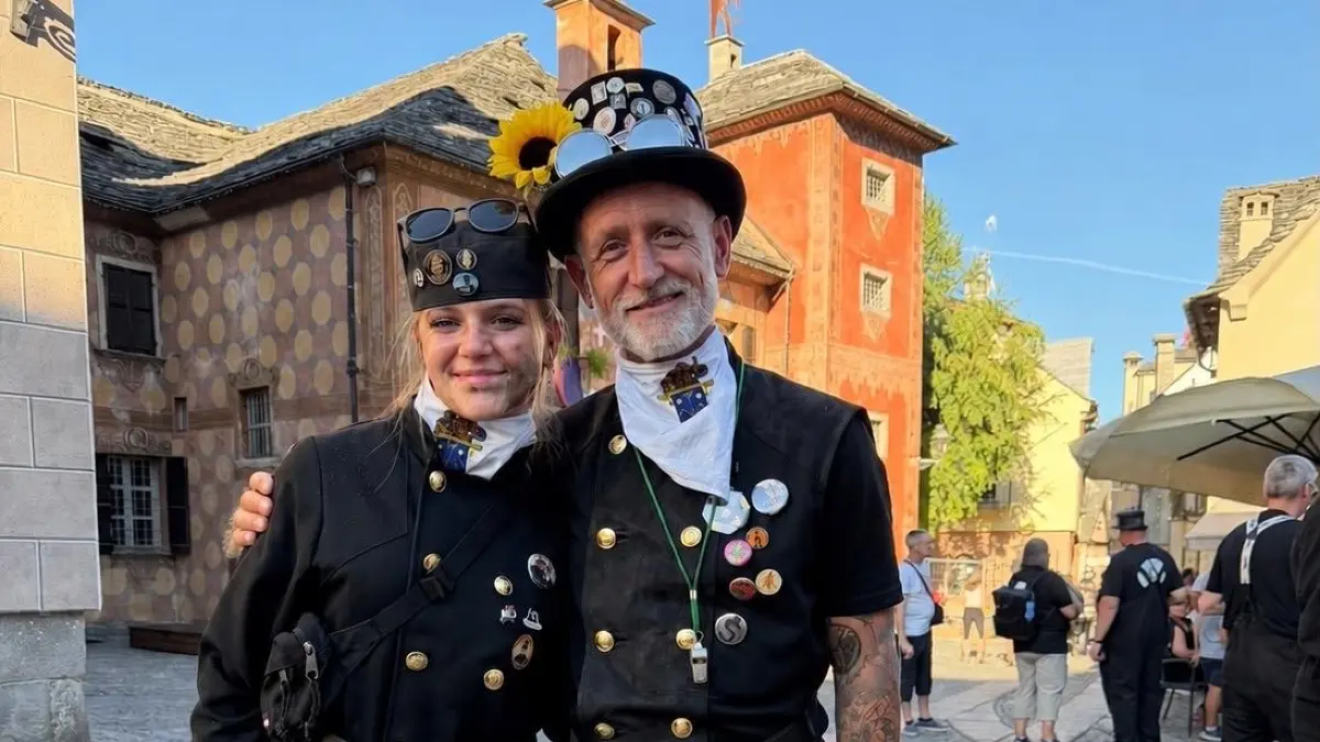 Farbenfrohes Italien: Frieda Weidner-Timm mit ihrem Lehrgesellen Remo Pomierski beim Schornsteinfegertreffen in Santa Maria Maggiore.