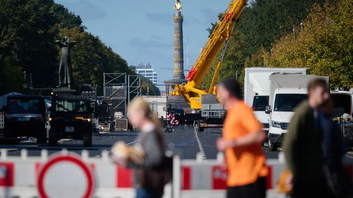 Vor Berlin-Marathon: 22.09.2026, Berlin: Die Straße des 17. Juni ist aufgrund von Aufbauarbeiten für den Marathon am 27. September gesperrt. Es kommt zu Verkehrsbehinderungen rund um die Strecke. Foto: Sebastian Gollnow/dpa +++ dpa-Bildfunk +++
