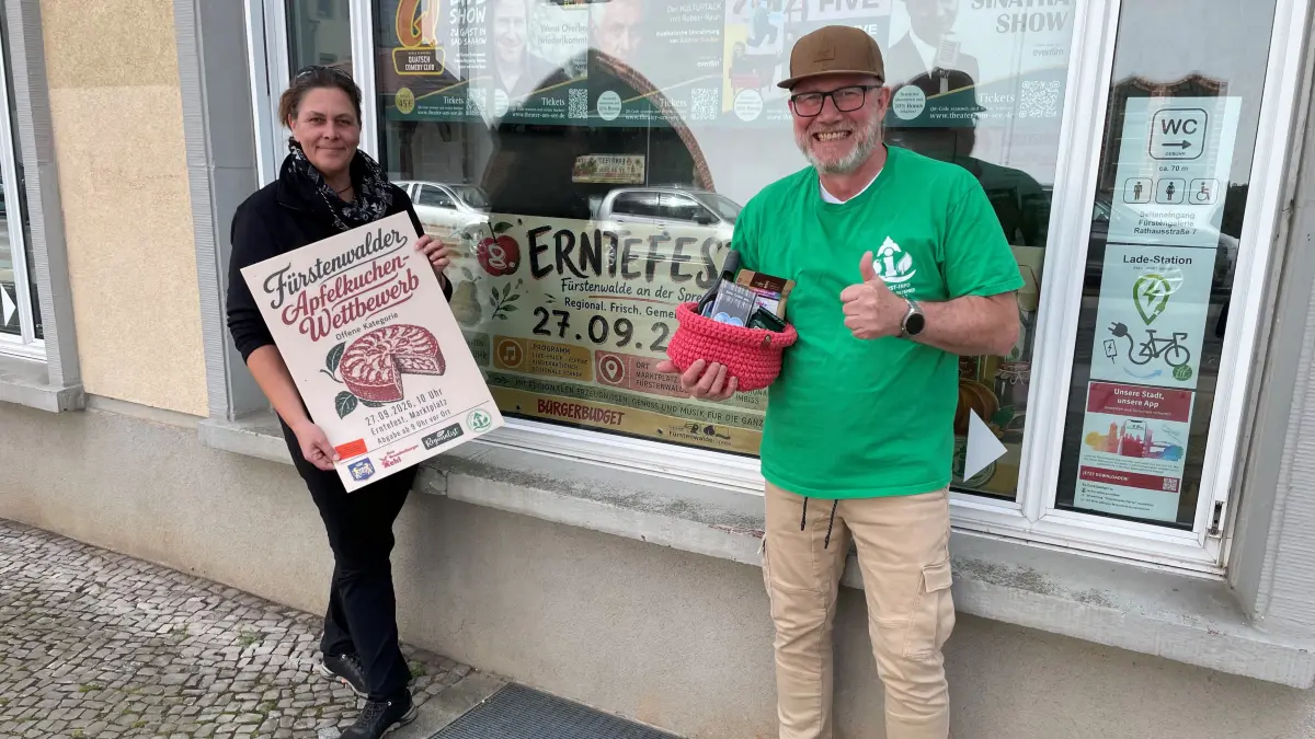 Antje Oegel und Bernd Norkeweit vom Fürstenwalder Tourismusverein haben das Ernstefest auf dem Markt vorbereitet. 20 Aussteller und viele Imbissstände erwarteten die Gäste.