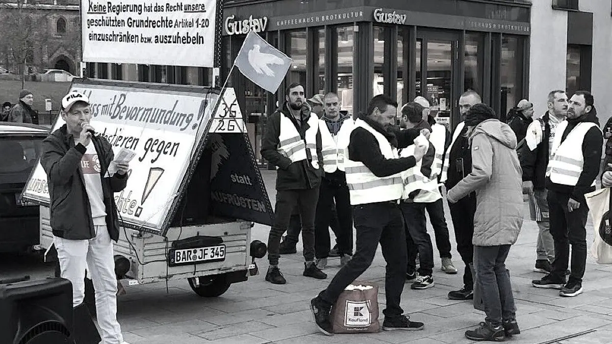 Kundgebung in Eberswalde: Marcel D., links am Mikrofon, hat seit 2021 die Montagsproteste gegen die Bundes- und Landespolitik organisiert. Anfangs ging es um Corona. Das Foto stammt vom März 2022. Die Teilnehmerzahlen gehen seit Langem zurück.