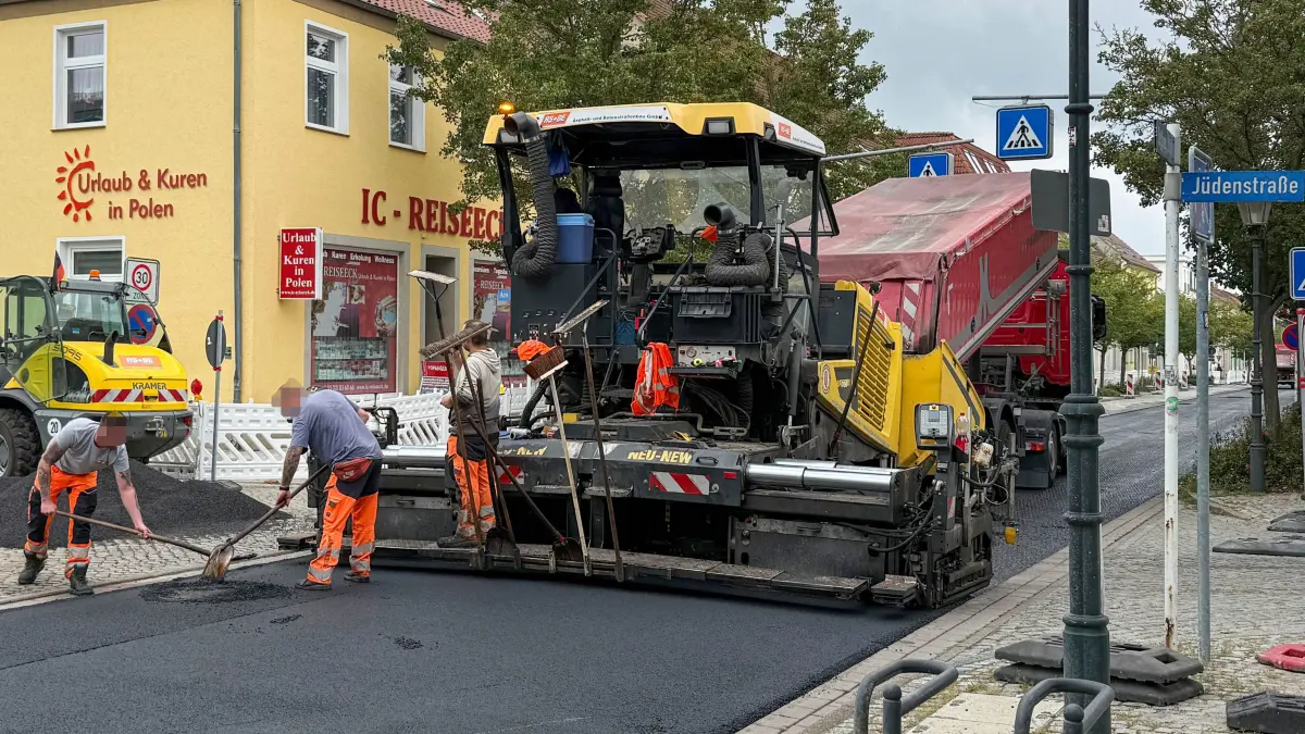 Berliner Straße: Zur Asphaltierung der Berliner Straße reichten wenige Tage, dennoch zogen sich Bauarbeiten über Monate hin.