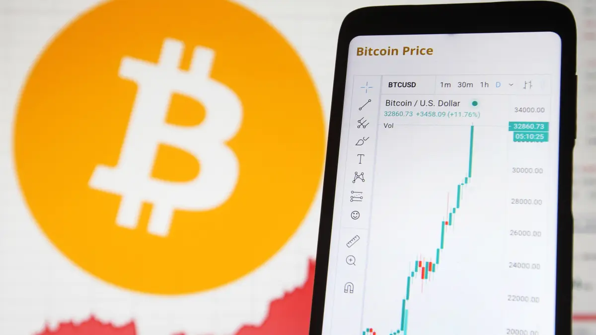 Kryptowährungen wie Bitcoin versprechen rasante Gewinne in kurzer Zeit, können aber für Anleger auch Totalverluste mit sich bringen. (Symbolbild)