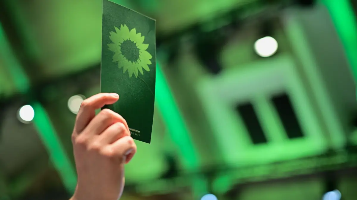 Bündnis 90/Die Grünen: ARCHIV - 06.04.2025, Berlin: Ein Mitglied hält eine Stimmkarte in der Hand. (zu dpa: «Brandenburgs Grünen-Landeschefin Meyer kündigt Rückzug an») Foto: Sebastian Gollnow/dpa +++ dpa-Bildfunk +++