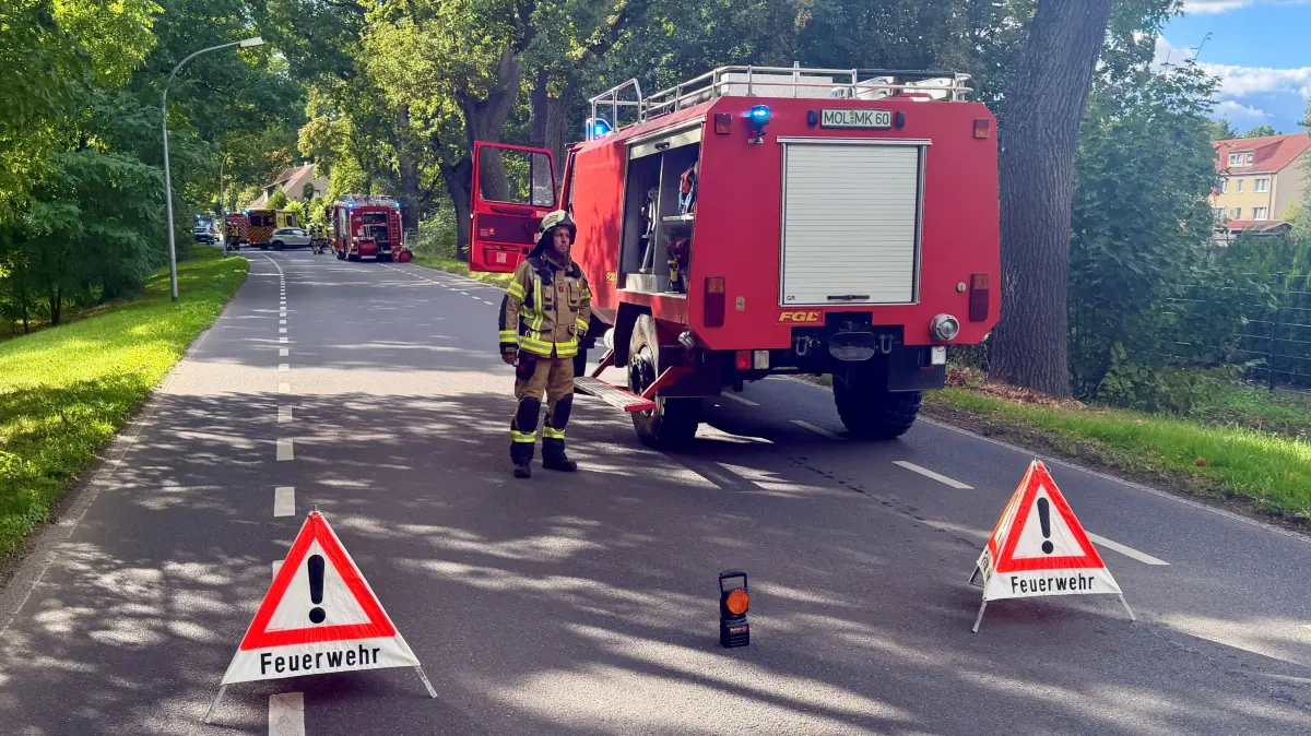 Die B168 musste nach dem Unfall am Dienstagnachmittag in Müncheberg vorübergehend gesperrt werden. Im Hintergrund sind Feuerwehr und Rettungsdienst an der Unfallstelle im Einsatz.