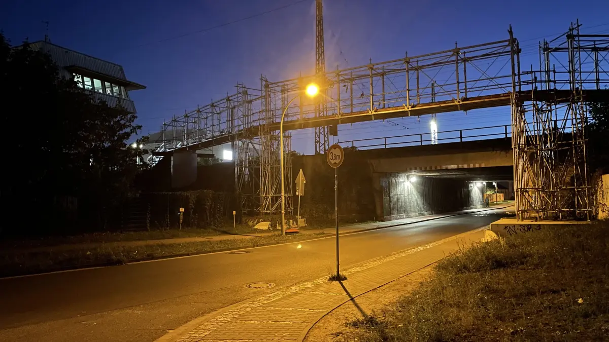 Brücke in Oranienburg, Eisenbahnüberführung, Bahnbrücke in der Heinrich-Byk-Straße, Stellwerk wird erneuert