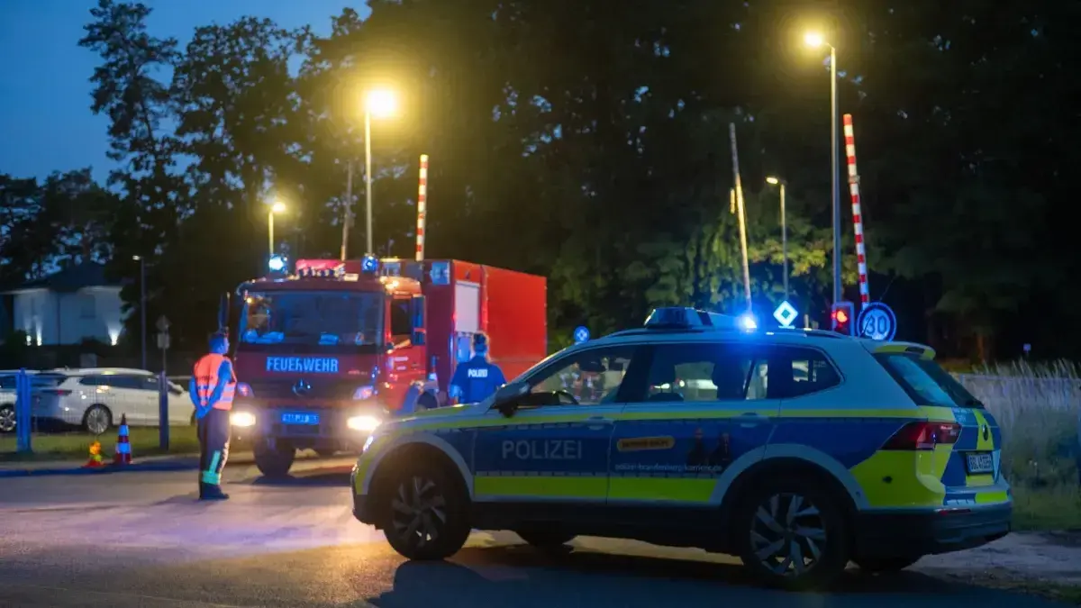 Polizei und Feuerwehr räumten im Juni am Bahnhof in Basdorf mehrere Häuser in der Nähe der Wasserstoff-Tankstelle. Dort gab es eine Havarie. Auch Straßen wurden gesperrt.