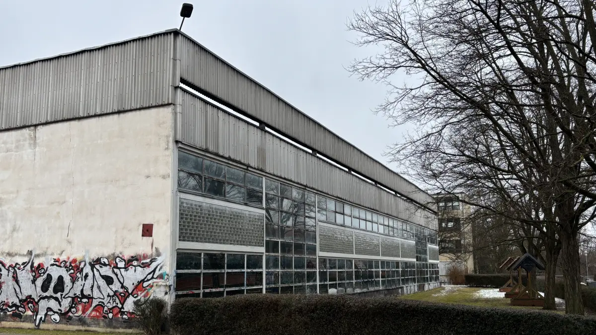 Marode Turnhalle am OSZ Konrad Wachsmann in Frankfurt (Oder): Ein Turnhallen-Neubau für den Schulkomplex stand bereits auf der Investitionsliste. Welche Projekte jetzt noch dazu gekommen sind.