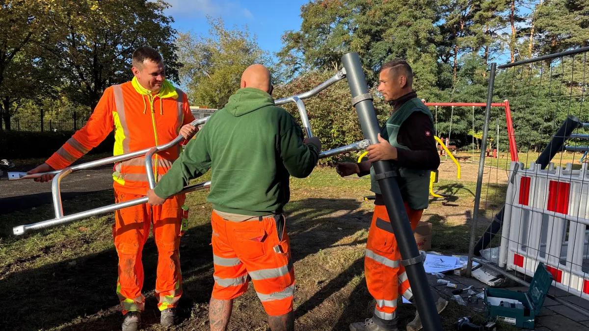 Mitarbeiter der Stadtwirtschaft arbeiten im Bereich des Inselbads