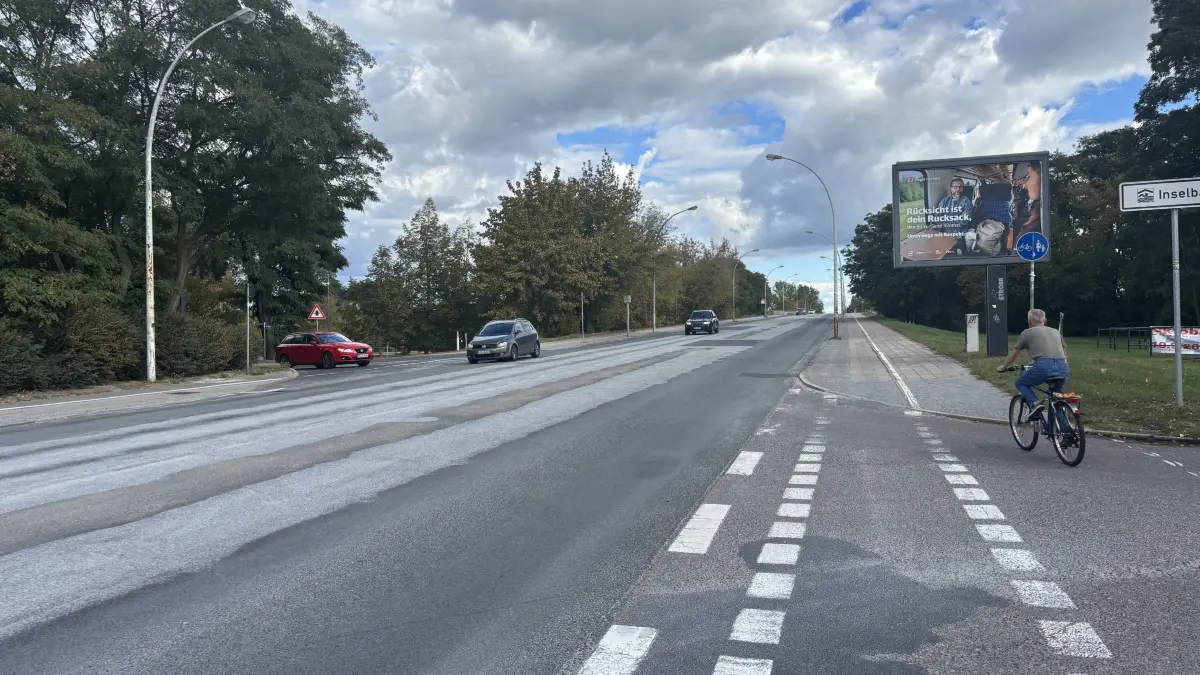 In den vergangenen Wochen wurde auf Straßen in Eisenhüttenstadt große Mengen Rollsplitt verteilt, wie auch auf der Straße der Republik. Daran gibt es Kritik.