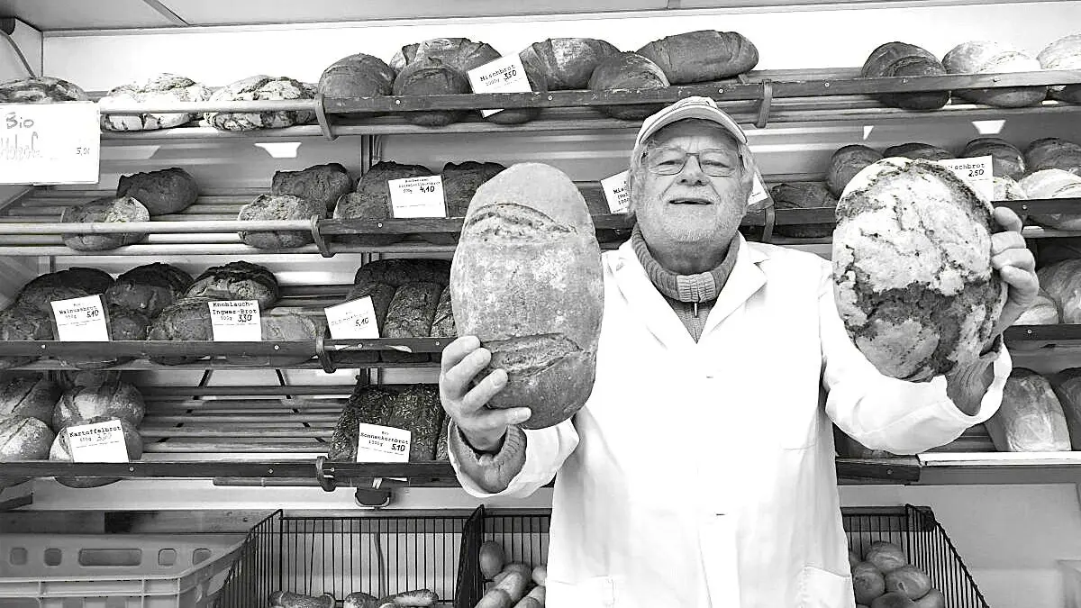 Immer dicht am Kunden: Bäckermeister Wolfgang Dellinger, hier 2024 auf dem Wochenmarkt in Eberswalde, ist im Alter von 79 Jahren gestorben. Warum sein Tod eine tiefe Lücke reißt.