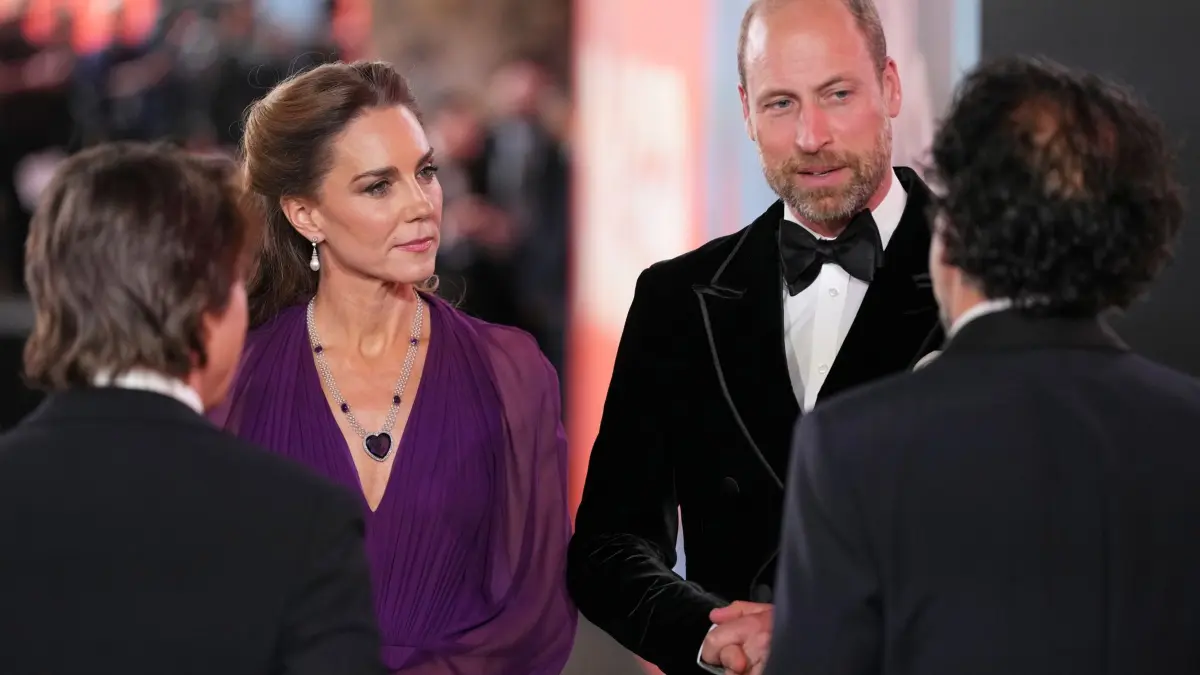 Weltpremiere von „Digger“: 22.09.2026, Großbritannien, London: Die britische Prinzessin Kate von Wales (2.v.l) und der britische Prinz William (2.v.r) unterhalten sich mit Tom Cruise (l) und Regisseur Alejandro G. Iñárritu bei der Weltpremiere des Films „Digger“. Foto: Scott Garfitt/Invision/dpa +++ dpa-Bildfunk +++