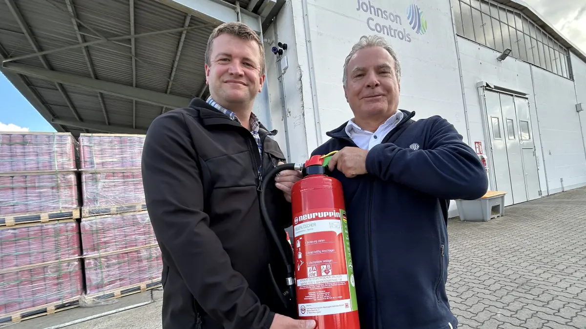 Produktionsleiter Sebastian Korthals (l.) und Werksleiter Heiner Armbrüster mit einem Feuerlöscher von FLN. In Neuruppin werden seit über 120 Jahren Feuerlöscher für die ganze Welt produziert.