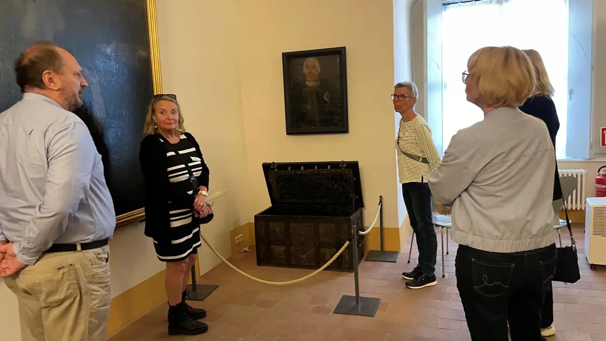 Im Schloss Königs Wusterhausen gibt es dann eine Führung statt Speeddating. Die Teilnehmer schauen sich ein Selbstporträt von König Wilhelm Friedrich an