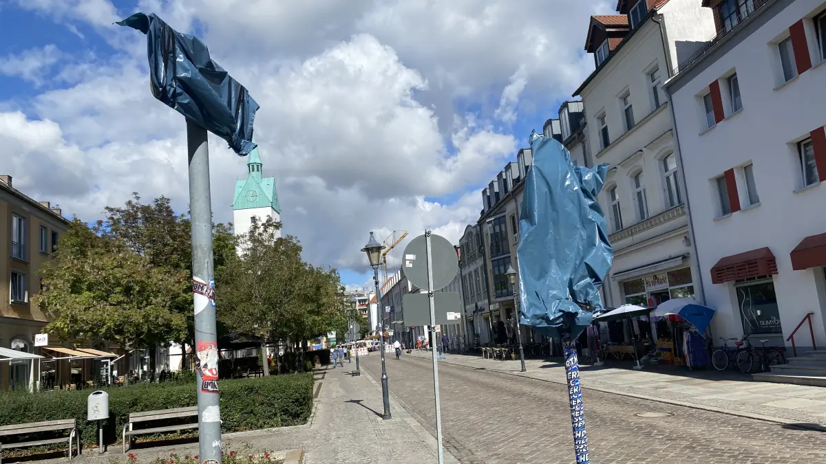 Abgehängte Schilder: Fürstenwalde hat die Einbahnstraßenregelung in der Mühlenstraße zwischen Tuchmacher- und Rathausstraße ausgesetzt. Grund ist die Baustelle des Landesbetriebs Straßenwesen auf der Eisenbahnstraße.