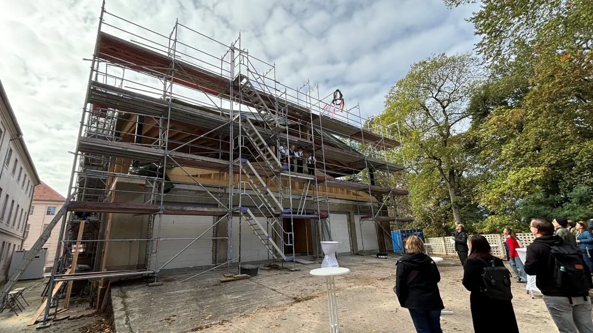 In den Neubau im historischen Gewand an der Klosterstraße in Strausberg soll in naher Zukunft das Gesundheitsamt einziehen. Jetzt feierte der Landrat von Märkisch-Oderland, Gernot Schmidt, mit allen Gewerken erst einmal Richtfest.