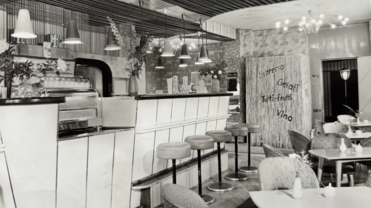 Die "Konsum Espresso Eis- und Milchbar" in Grünheide war zu DDR-Zeiten ein beliebter Treffpunkt. Hier wurde nicht nur Eis und Kaffee serviert. Die Aufnahme stammt von einer alten Postkarte.