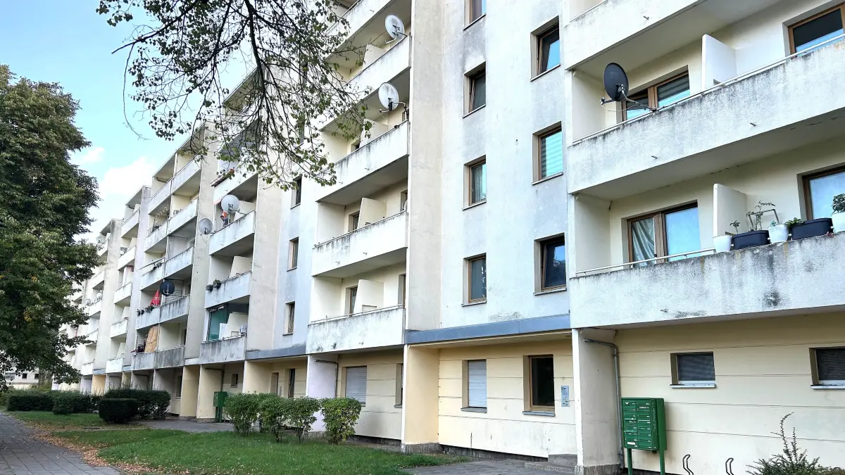 Blick auf die Wittstocker Straße in Eberswalde: Im Hausaufgang 10 hat der 24 Jahre alte Mann aus dem Irak gelebt, der in den Morgenstunden des 17. September unter Terrorverdacht festgenommen worden war.