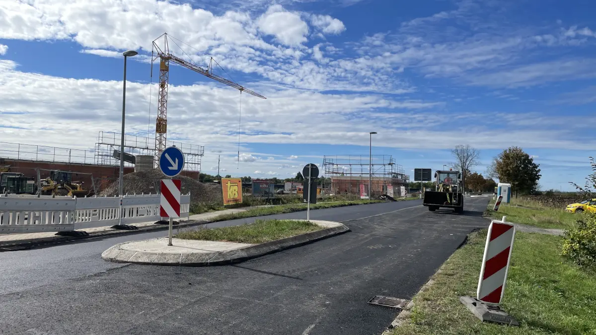 Die erneuerte B1 in Manschnow: Dort wurde auch eine neue Verkehrsinsel eingebaut, um den Verkehr in Höhe des neuen Norma-Marktes zu beruhigen.