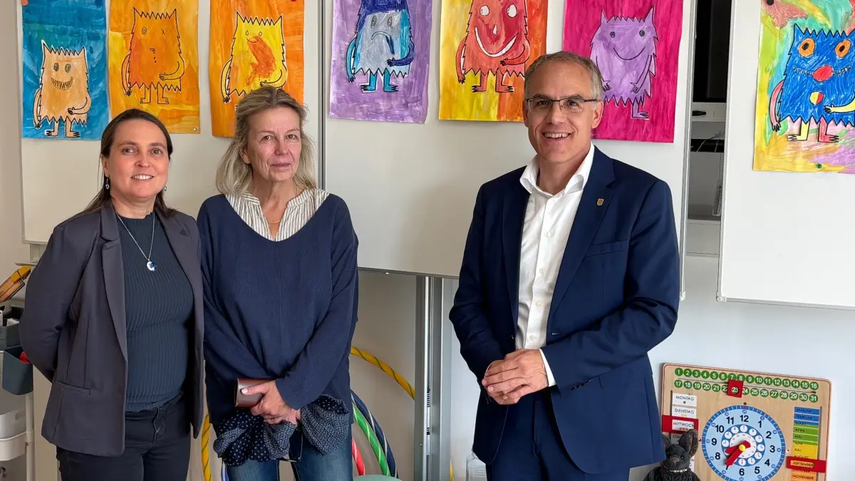 Erweiterungsbau der Vier-Jahreszeiten-Grundschule in Fredersdorf offiziell beim Herbstfest 2026 der Schule eröffnet; Inbetriebnahme bereits nach den Sommerferien Ende August, Bürgermeister Thomas Krieger (re.), Schulleiterin Sandra Hirsch (li.) und Hortleiterin Ariane Gerlach schauen sich ein neues Klassenzimmer an