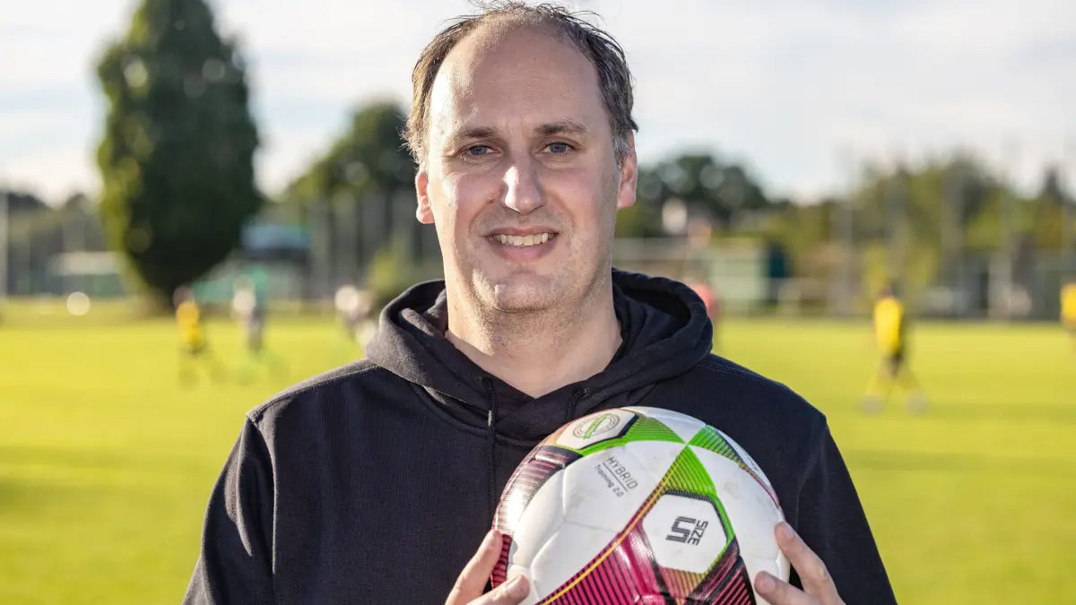 Martin Hagemeister-Kühn: Martin Hagemeister-Kühn steht im Stadion von Wacker Ströbitz. Hagemeister-Kühn will im Oktober zum Präsidenten des Fußßball Landesverbandes Brandenburg (FLB) gewählt werden.