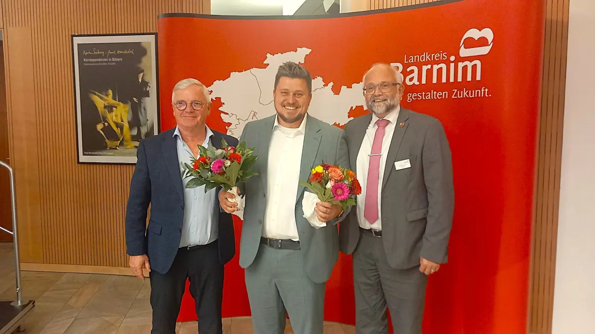 Neuer Dezernent: Oliver Asmus (Mitte) ist der neue Dezernent für Umwelt, Nachhaltige Entwicklung und Bauwesen im Landkreis Barnim. Die ersten Glückwünsche kamen vom Kreistagsvorsitzenden Othmar Nickel (links) und Landrat Daniel Kurth.