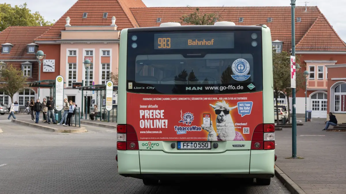 Der Bus 983 am Bahnhof
