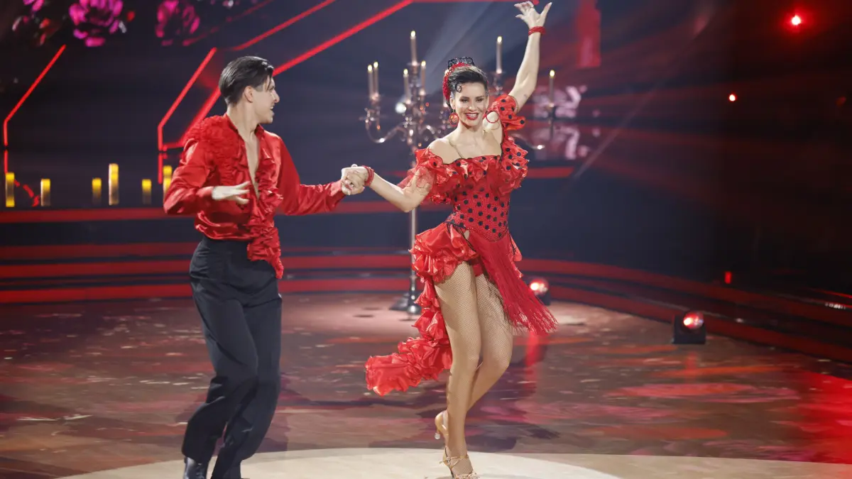 Betty Taube, Content Creatorin, und Profitänzer Alexandru Ionel tanzen in der RTL-Tanzshow «Let's Dance» im Coloneum auf der Bühne. (zu dpa: «Als Madonna verkleidet: Betty Taube raus bei «Let's Dance»») +++ dpa-Bildfunk +++