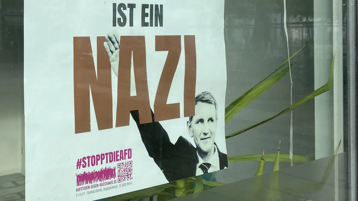 Zurück im Schaufenster der Linken-Geschäftsstelle in Fürstenwalde: das gegen den AfD-Politiker Björn Höcke gerichtete Plakat.