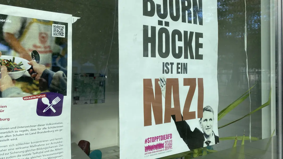 Zurück im Schaufenster der Linken-Geschäftsstelle in Fürstenwalde: das gegen den AfD-Politiker Björn Höcke gerichtete Plakat.