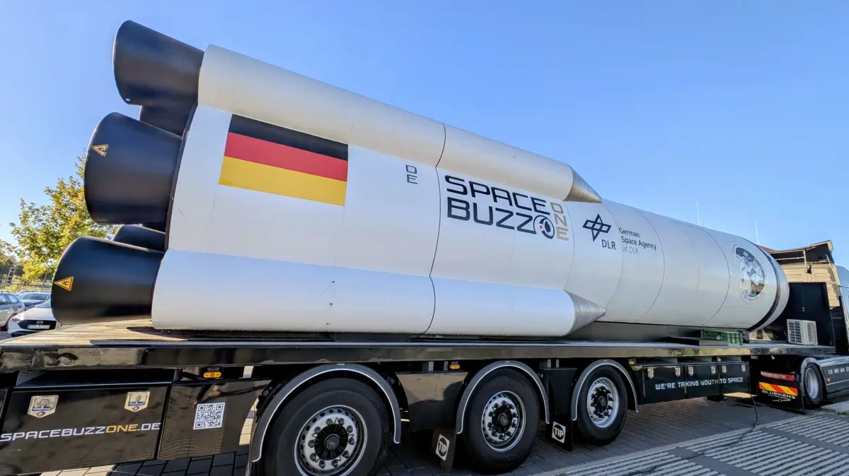 Das Raumschiff ist auf dem Schulcampus Altlandsberg gelandet: Was Schüler in dem Hightech-Truck der Deutschen Raumfahrtagentur erleben.